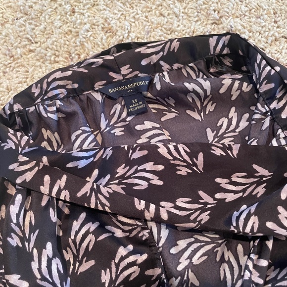 Banana Republic XS Purple Patterned High Tie V-Neck Tank - Picture 2 of 6